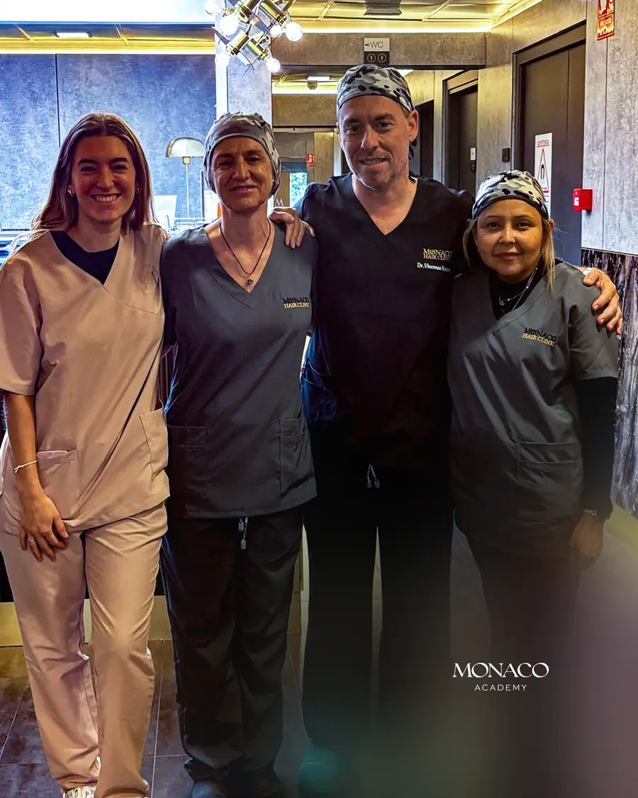 Equipo quirurgico de Monaco Clinics en el quirofano