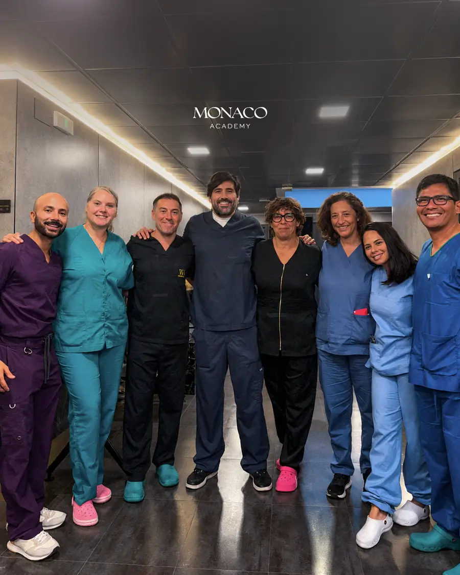 Equipo de Monaco Clinics durante una sesion de formacion